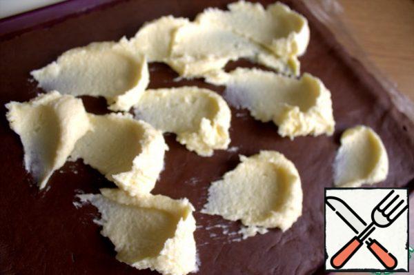 Transfer the cream to the base.