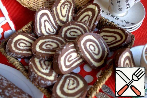 Before serving, you can arrange the pieces on a plate, tighten the film and send to the refrigerator.