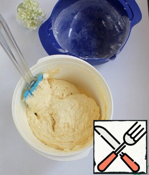 Combine the egg-butter mixture with the flour and mix until smooth, the dough is obtained as a thick sour cream.