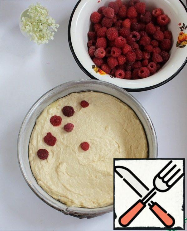 Put the dough in a greased form with a diameter of 22 cm, lay the raspberries on top of it, slightly drowning it. Bake in a preheated 180* oven for 40-45 minutes. Ready to check for a dry splinter.