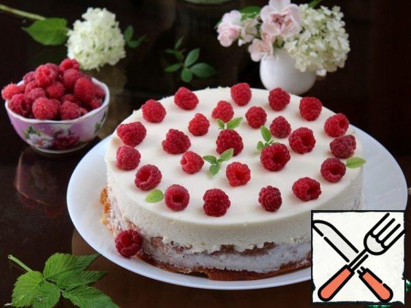 Top artistically scatter the berries and wish everyone a good appetite!