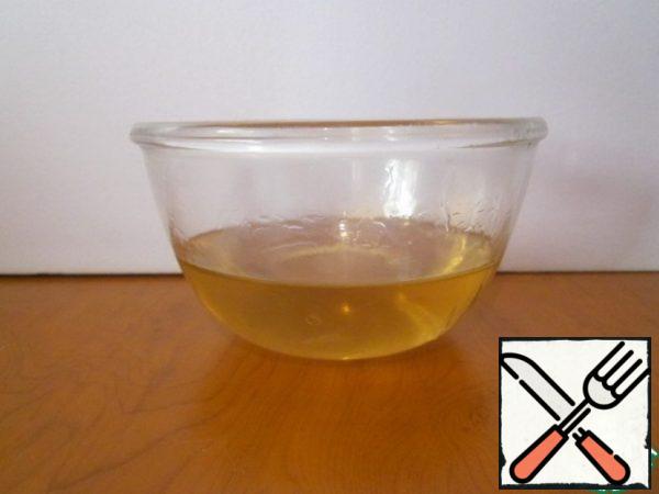 Prepare the syrup: pour water (100 ml) into a ladle, squeeze out the lemon juice and add sugar. Cook for 10-15 minutes after boiling. Add a spoonful of honey. Stir. Cool.