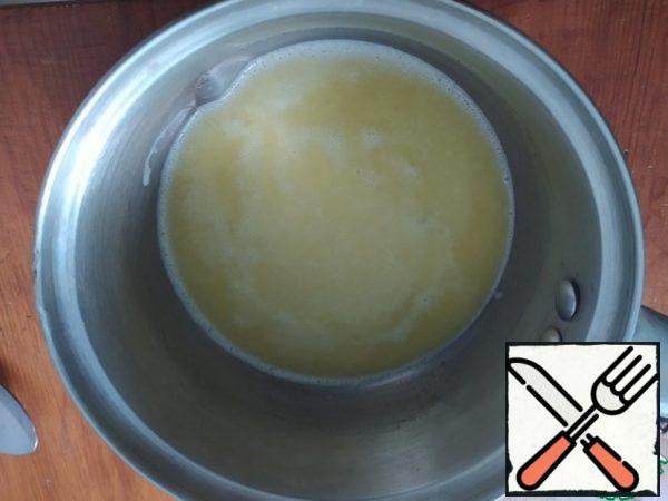 To prepare custard or cookie dough. In a saucepan, pour water (250 ml), put butter and a pinch of salt. Bring to boil.
