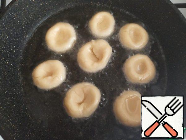In a frying pan, pour vegetable oil and lay out the blanks.