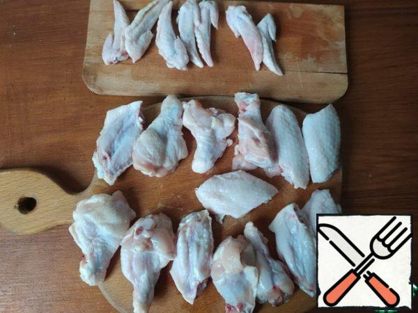 Wash the wings and dry them with a paper towel to remove excess moisture. Each wing is divided by joints into three parts. The extreme phalanx is not used.