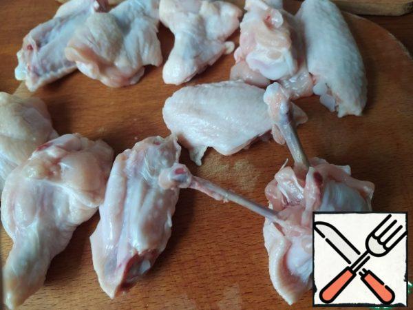 Part of the wing of the forearm has two bones. Cut the meat along the upper edge of the bone and pull it down, scraping the bones with a knife. Remove the thin bone, leaving one bone at a time. Having collected the removed meat in the joint area, turn its ends with the skin inside.