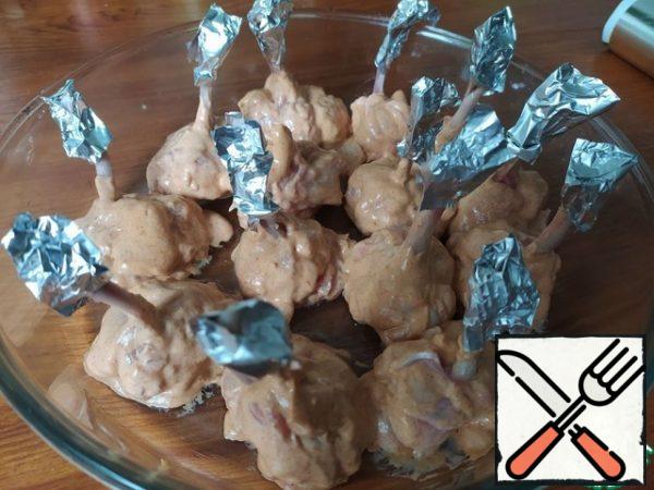 Dip each part of the wing in the prepared sauce, place on a platter and leave for 30 minutes to marinate. Before baking, wrap the open bones with pieces of foil. 