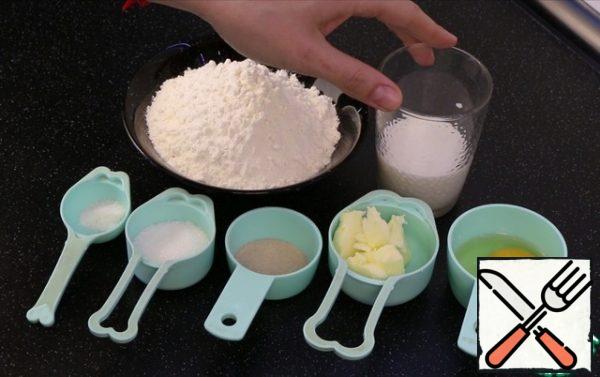 Ingredients you will need:
Warm milk, I have a fat content of 3.2 %.
Sifted flour.
Salt, sugar, yeast.
Egg at room temperature.
The oil is softened, I have a fat content of 82%.