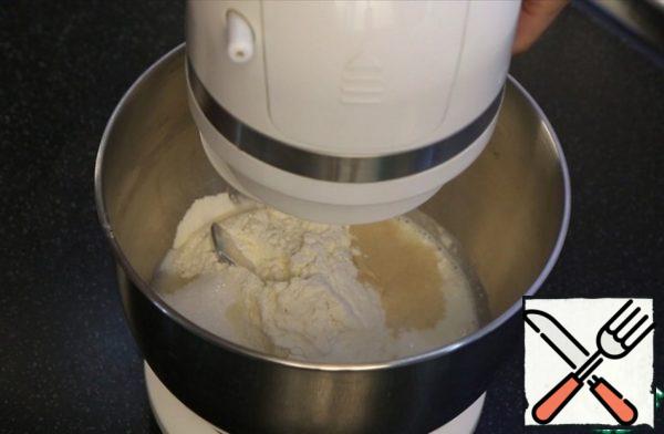 All the ingredients are combined (except the oil) and knead at a minimum speed for 5 minutes. If hands 7-8.