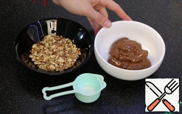 For the filling, I will use the purchased boiled condensed milk.
Walnuts I already pre-fried in a pan and crushed, but not very finely.
The salt can be adjusted independently, but it sets off the sweetness of condensed milk very well.