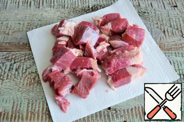Wash the meat, dry it, and cut it into 35-40 g pieces..