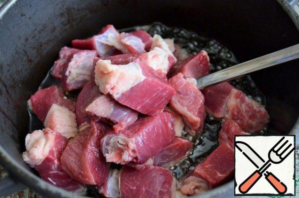 Put the meat in the boiling oil and fry it until it turns brown, over high heat, for 10 minutes.