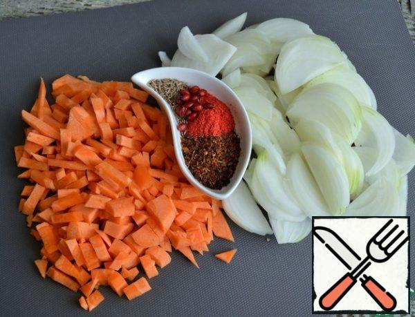 Onion cut into feathers, carrot pieces (I have 150 g), collect spices.
