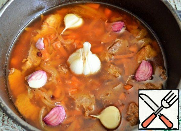 Pour in 1.5 cups of boiling water, simmer for 30-40 minutes, spread out the garlic.