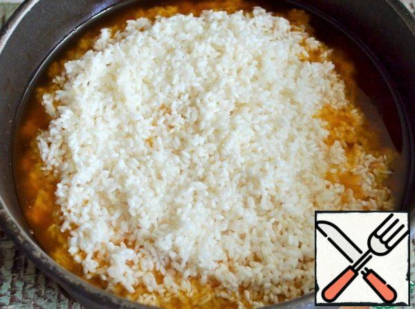 Wash the rice in several waters and add it to the cauldron with a little salt.