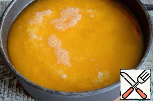 Pour in hot water, covering the rice for 1 cm.