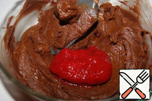 Add the strawberry paste and whisk everything together.