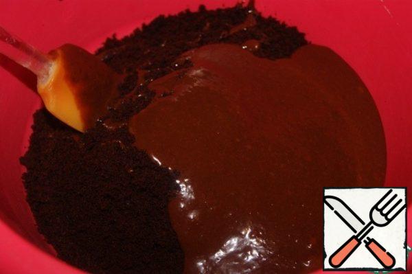 Ripen the sponge cake with a blender into the crumbs, add the cream and mix well.