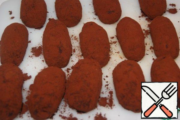 Roll the cakes in cocoa. Then still from above slightly sprinkle cocoa through a sieve.