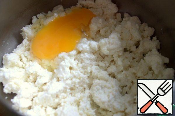 Beat an egg into the curd.