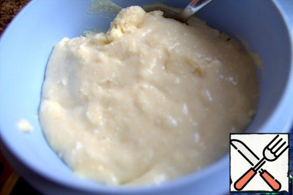 When the curd grains dissolve and the mass begins to thicken, turn off.
Cool and put in the refrigerator. The cheese will harden and become denser.