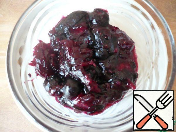 Allow the blueberry filling to cool completely in the refrigerator.
