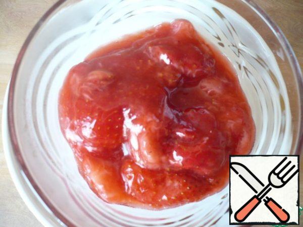 Repeat the same with the strawberries, but in another small pot. (If you have two small pans, you can make both fillings at the same time.)