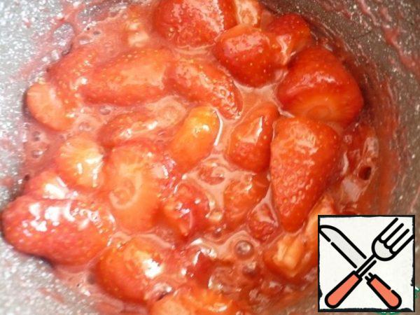 Put the finished strawberry filling in the refrigerator until it cools completely.