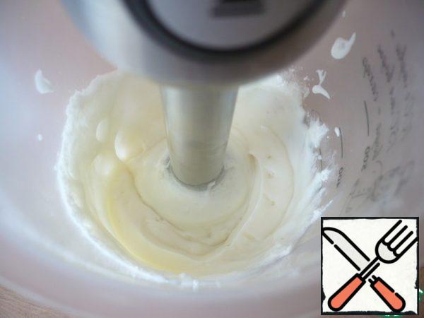 To make the buttercream: put the cream cheese and sugar in a medium-sized bowl. Whisk with a blender until the sugar dissolves.