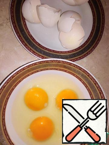 In a deep dish, break 3 chicken eggs.