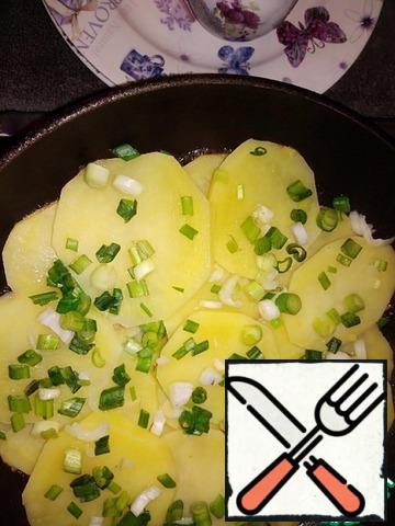 Close the pan with a lid, turn the heat to low and hold until the potatoes are soft (check with a knife) for 5 - 7 minutes.
Sprinkle the green onions on top after this time.