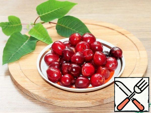 Prepare the sauce. Wash the berries and remove the seeds.