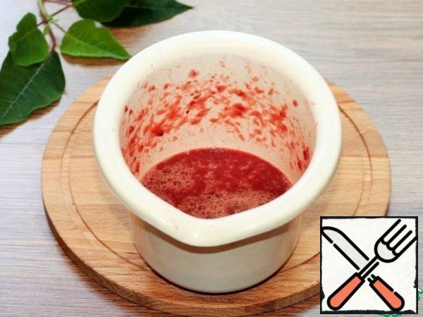 As soon as the mixture boils, remove from the heat, cool and punch with a blender until smooth. Put the sauce in the refrigerator for half an hour.