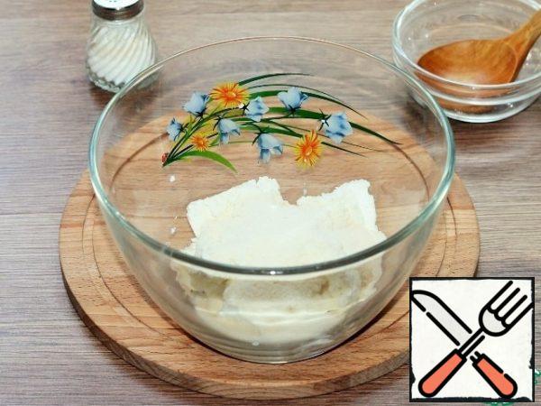 Punch the cottage cheese with a blender or RUB it through a sieve. Add a pinch of salt and semolina and mix.