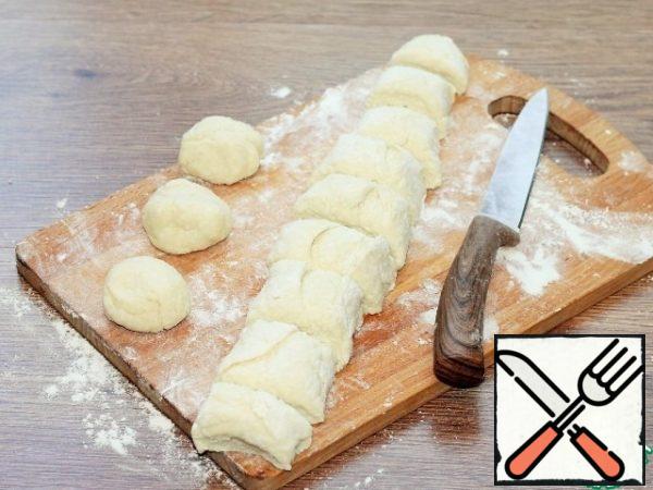 Roll the cooled dough lightly in flour, form it into a sausage and divide it into 12 equal parts.