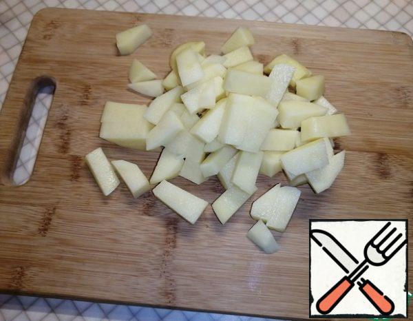 Cut the potatoes into small pieces.