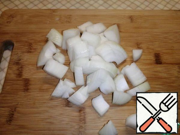 Cut the onion into large cubes.