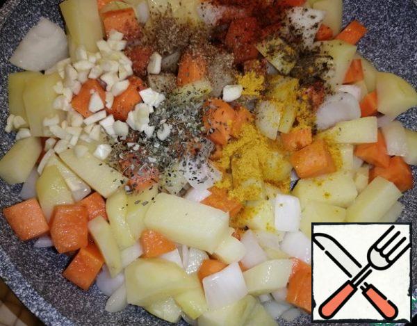 Add the spices and chopped garlic. Fry for 5 minutes.