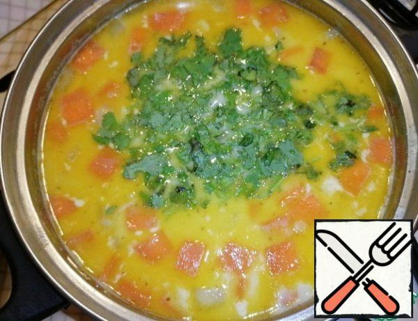 Pour in the cream and add the chopped coriander. Stir and cook over a low heat for 5 minutes. When serving, I garnish with coriander and a piece of red hot pepper.

