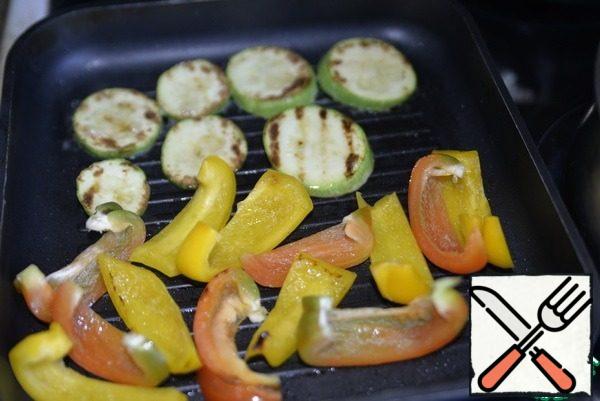 Sprinkle the vegetables with oil and fry on both sides in a grill pan.
Tomatoes are also fried, then they will give more juice to the marinade.