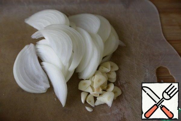 Onion cut into feathers, garlic slices.