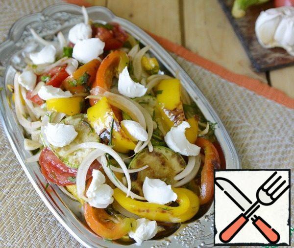 Serve the appetizer chilled, when serving, put pieces of goat cheese on top. I have cheese from the village cheese factory, so it is more similar in structure to cottage cheese.
