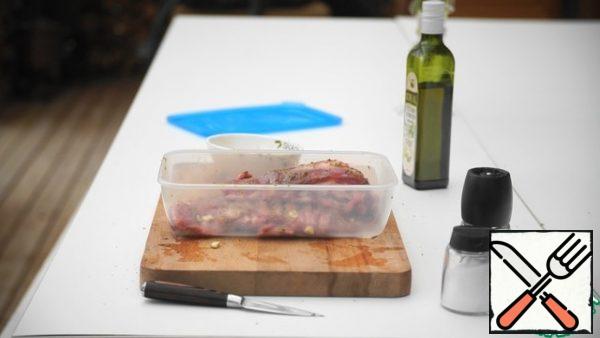 Marinate the meat. To do this, cut into large chunks of lamb, sprinkle with salt and pepper on both sides, and then RUB the resulting paste on both sides. Leave to marinate for about 1.5 hours.