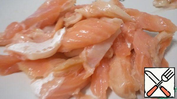 Cut the salmon into small pieces.
Prepare the sauce for marinating. chop the cranberries and cherries and boil for 1 min. Cool.
Pour in the lemon juice and vodka and mix.