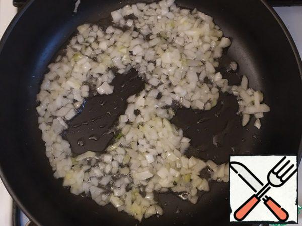 Heat the oil and fry the onion.