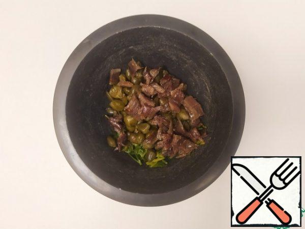 While the rice is cooking, make a paste.

Mix the garlic, anchovies, capers and parsley.