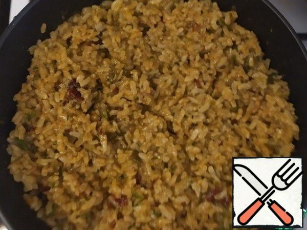 When the rice is ready, turn off the heat, add the paste to the rice and stir.