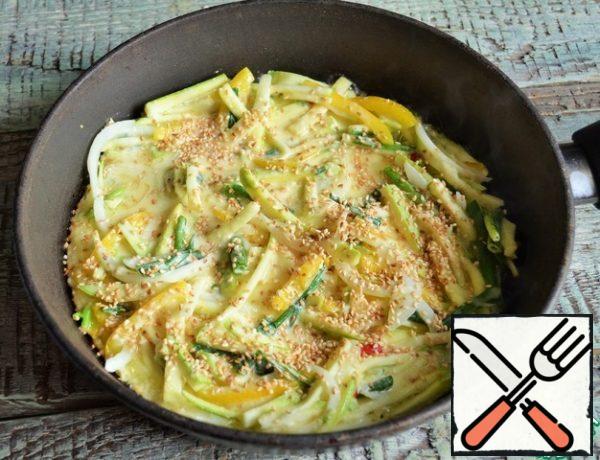 In a frying pan, heat 2 tbsp of oil, put the dough, distribute,
sprinkle with sesame seeds. Fry for 3-4 minutes, medium heat.