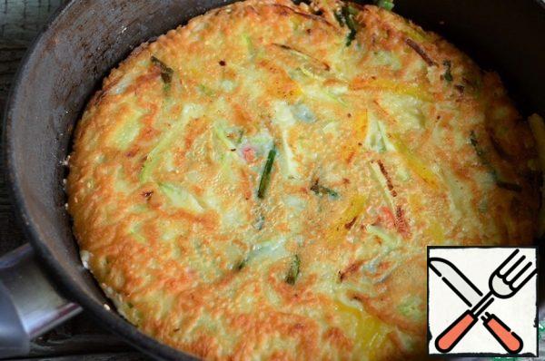 Carefully flip the pancake, add 1 tbsp sesame oil under the pancake,
fry for another 3 minutes.