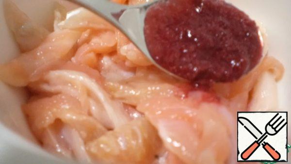 Add the resulting sauce to the salmon, mix gently and cover with a lid or plate. Marinate for 30 minutes.